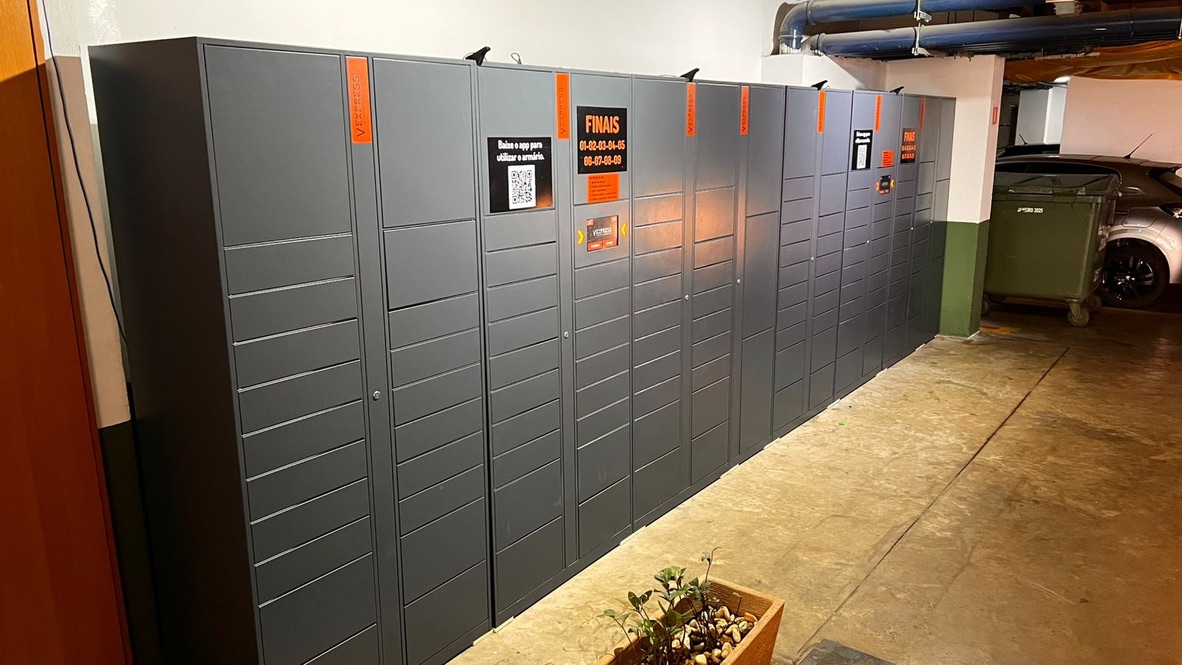 Linha de armários inteligentes Vexpress em garagem